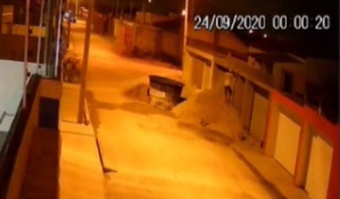 Vídeo. Homem é flagrado pulando muro de residência em Arapiraca