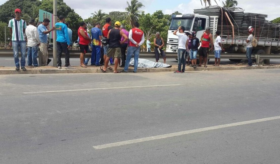 Mototaxista perde o controle do veículo, bate em poste e morre, em Arapiraca