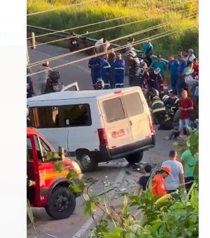 Acidente entre veículo de passeio e van deixou onze pessoas feridas, em Satuba