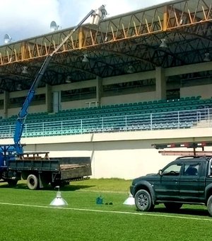 Federação Alagoana de Futebol doa lâmpadas para o estádio da UFAL