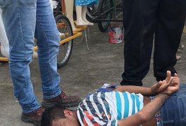 Homem é detido e amarrado após ser flagrado roubando em loja no bairro Eldorado, em Arapiraca