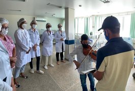 Garoto se recupera de infecção rara e toca violino para agradecer a equipe pediátrica do HGE