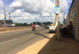 Colisão envolvendo moto e ambulância deixa jovem ferida na AL-220, em Arapiraca