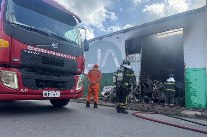 Estabelecimento que comercializa sucata pega fogo em Arapiraca
