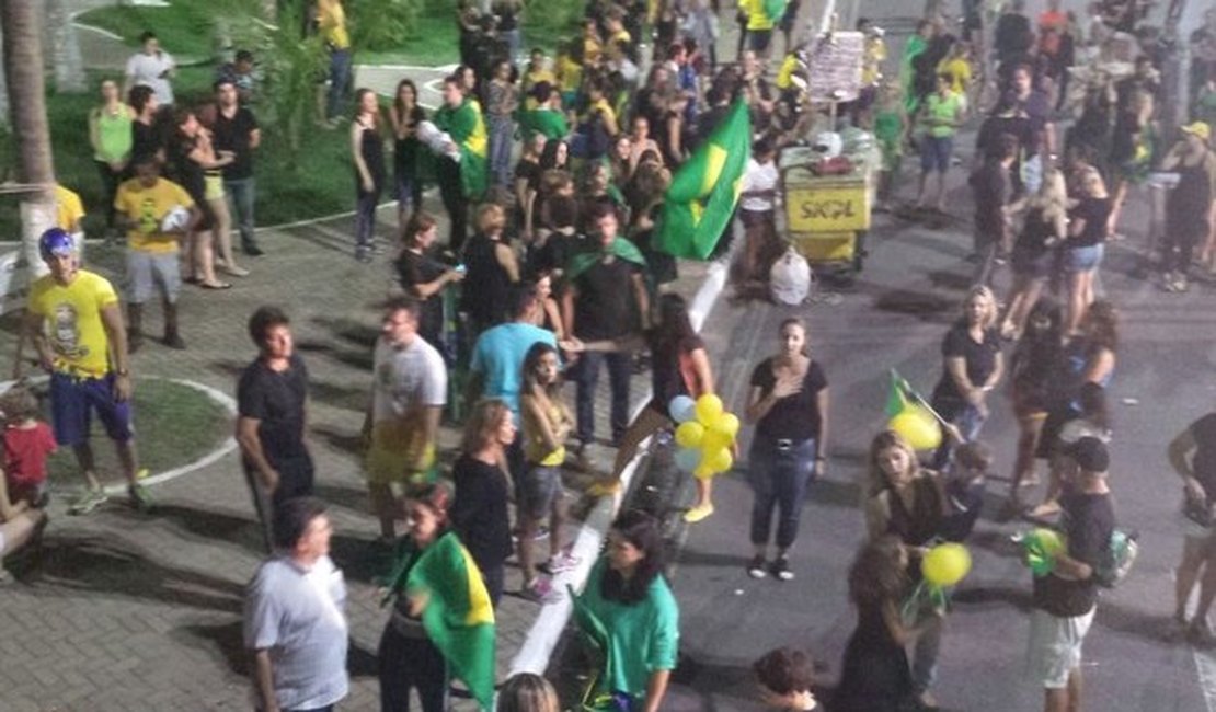 Manifestantes fazem ato em Maceió em defesa do impeachment de Dilma