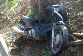 Homem morre após colidir motocicleta com árvore, na zona rural de Anadia