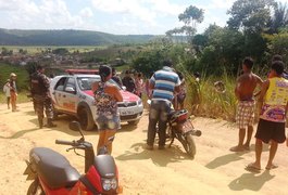 Populares encontram jovem morto em canavial em São Miguel dos Campos