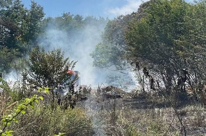 Incêndio atinge terreno dos Correios, fumaça invade área de casas e assusta moradores, em Maceió