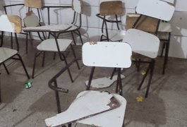 Estudante de 12 anos é apreendido após danificar cadeiras de escola em Arapiraca
