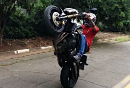 Condutor sem carteira de habilitação é flagrado 'dando grau' em moto no bairro Caititus
