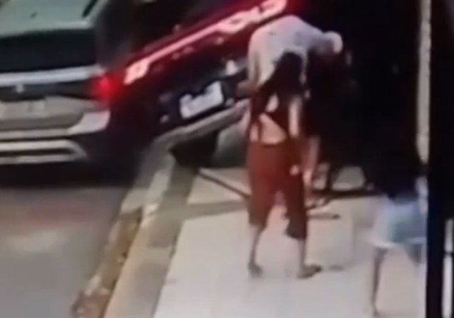 Carro descontrolado atinge mãe e criança na calçada no bairro do Farol, em Maceió