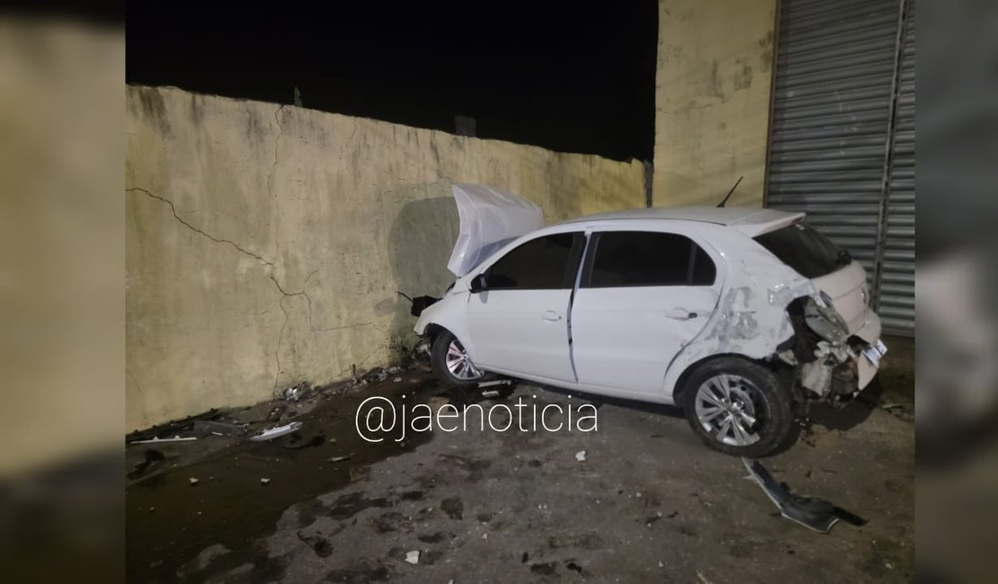 Motorista sai da pista no Trevo da Igrejinha e colide contra muro às margens da estrada