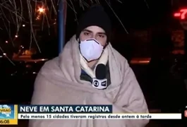 Frio! Em SC, repórter aparece ao vivo enrolado em cobertor e viraliza na internet