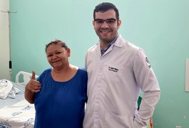 Após tratamento no Hospital de Emergência do Agreste, agricultora com doença rara volta a andar