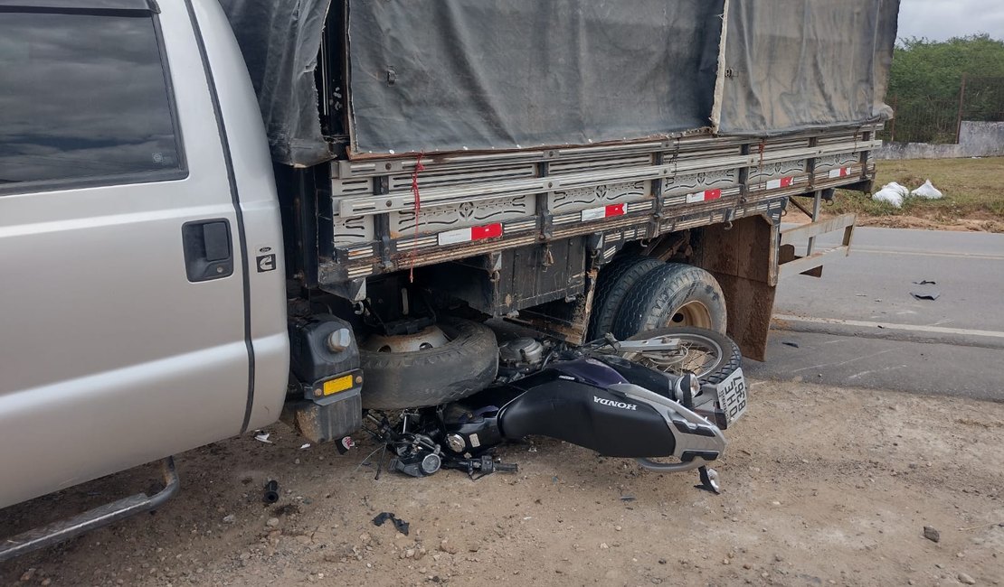 Em Arapiraca, motocicleta é arrastada por caminhão em batida e condutora é socorrida