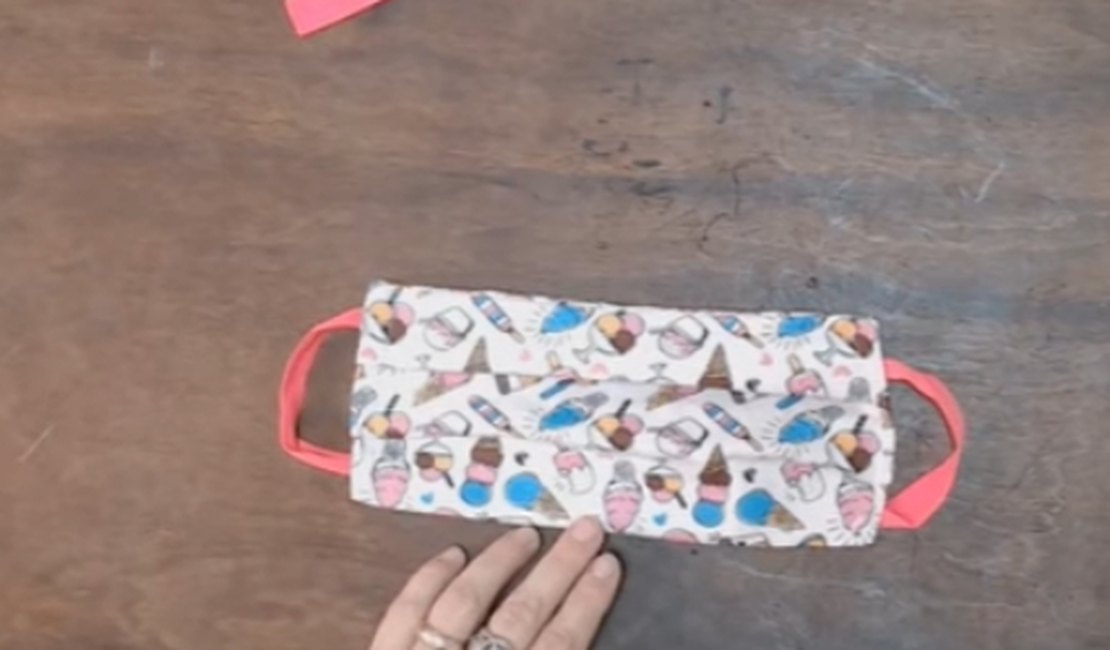 Vídeo. Artesã ensina a fazer máscara caseira que ajuda na proteção do novo coronavírus