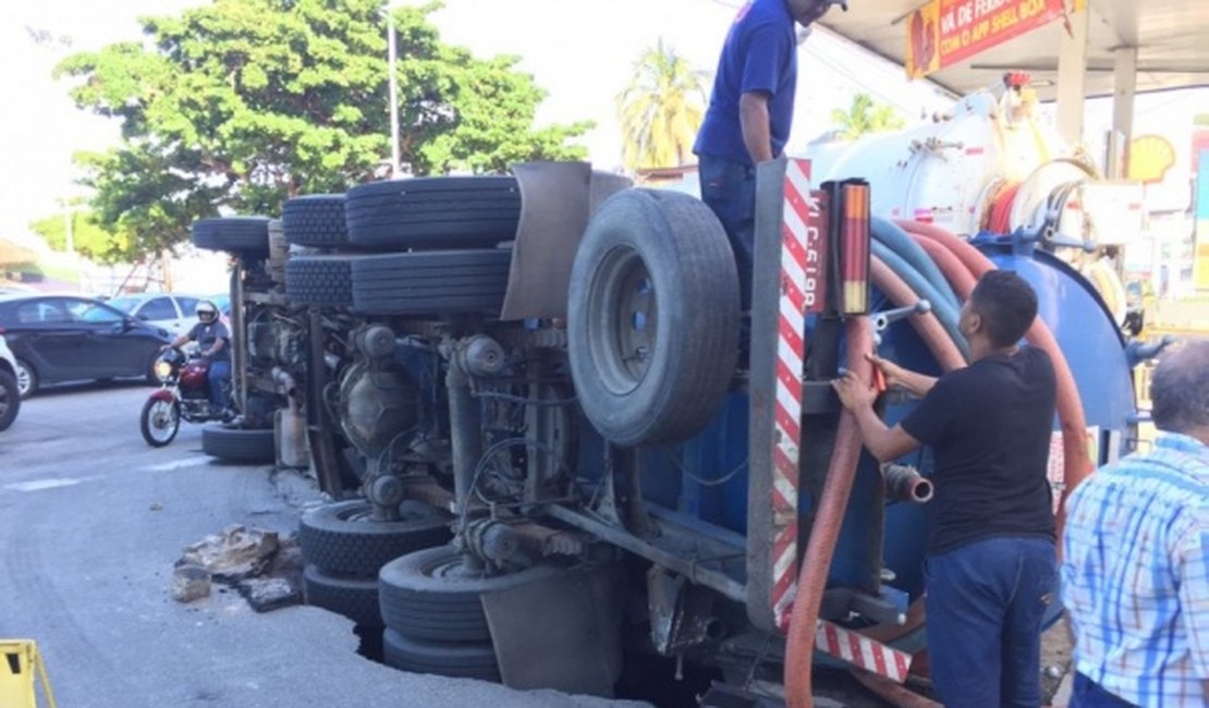 Asfalto cede, caminhão tomba e uma pessoa fica ferida na Ponta Verde, em Maceió