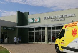 Jovem é socorrido para o Hospital de Emergência após ser atingido por tiros