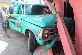 Caminhão desgovernado desce ladeira, atinge residência e deixa criança ferida