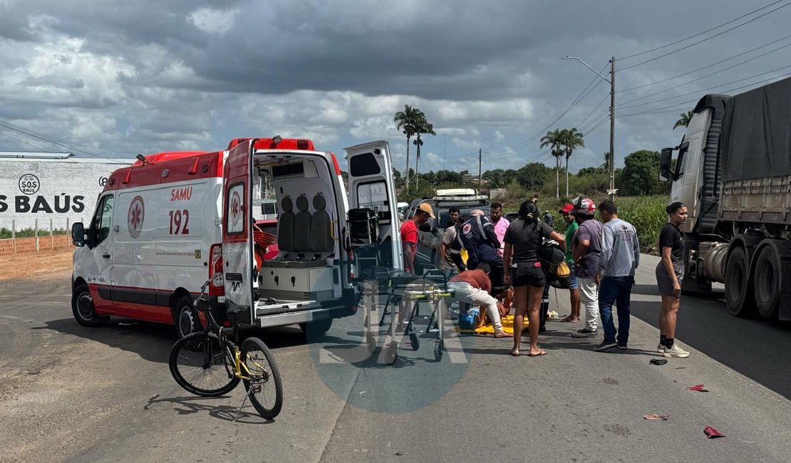 Batida frontal envolvendo carro e cinquentinha deixa condutor ferido no bairro Boa Vista