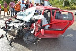 Aposentado morre e cinco pessoas ficam feridas em colisão de automóvel com carreta