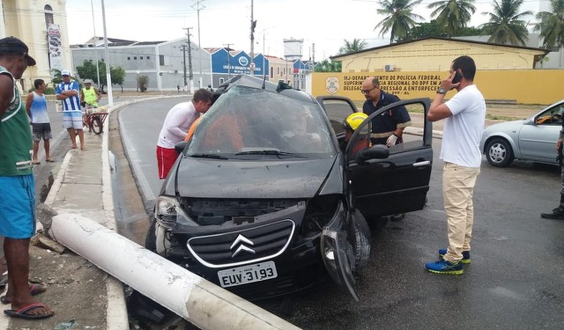Carro bate em poste no bairro de Jaraguá e deixa uma pessoa ferida