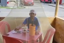 VÍDEO: Cliente de bar usa mosquiteiro para não ser perturbado por moscas em União dos Palmares