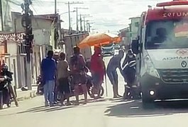 Mulher fica ferida após colidir moto em cachorro, em Arapiraca