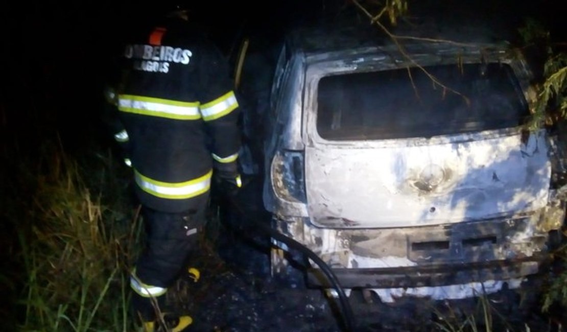 Carro pega fogo e fica destruído na AL 485 em Arapiraca