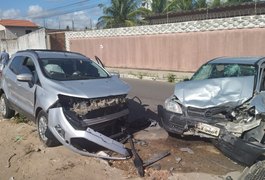 Carros ficam destruídos em batida frontal perto do HEA, no bairro Santa Esmeralda