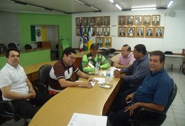 Vereadores recebem representante dos mototaxistas em Arapiraca