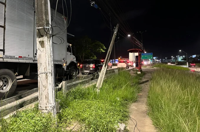 Moradores do Residencial Tabuleiro do Martins Pedem Reparos em Poste com Risco de Queda na Via Expressa