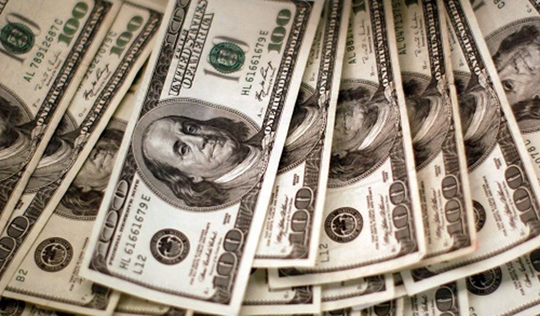 Dólar bate novo recorde e fecha em R$ 4,23