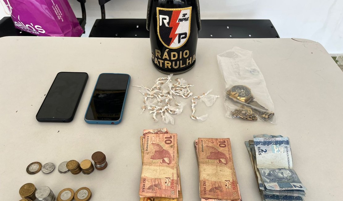 Após dupla fugir, mulher é presa por tráfico de drogas em Arapiraca