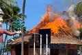 Teto de barraca pega fogo na Orla da Pajuçara, em Maceió