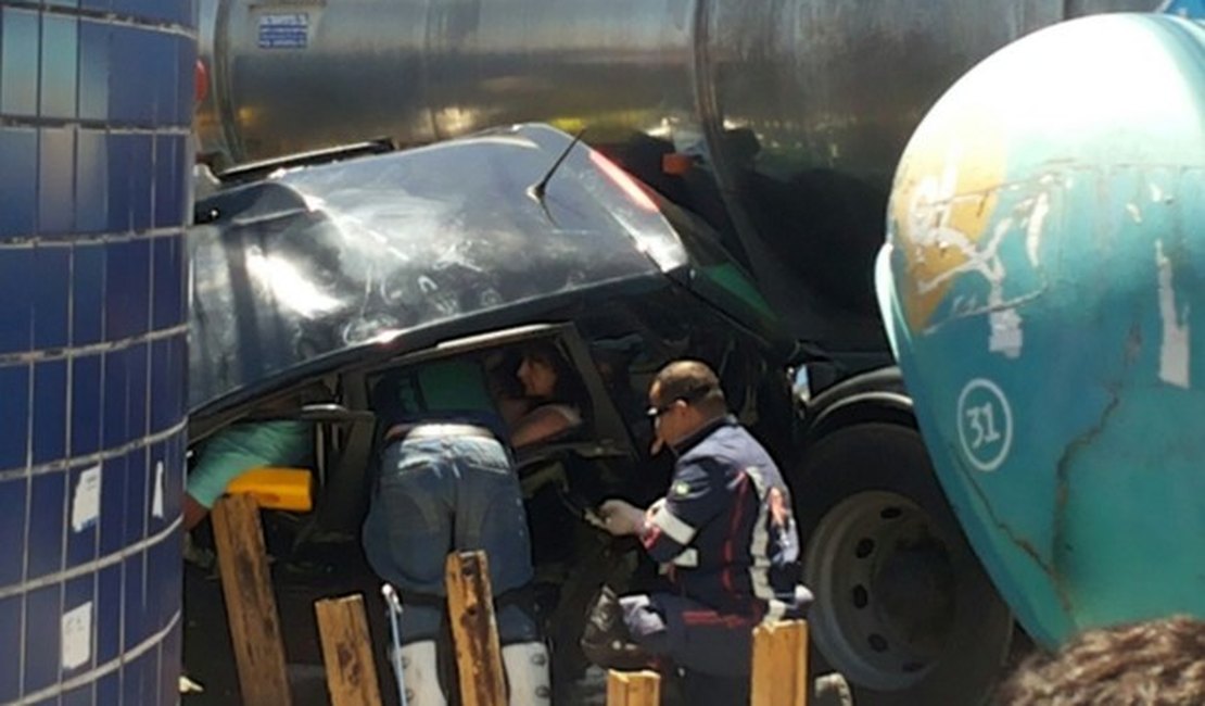 Grave acidente entre automóvel e caminhão deixa cinco pessoas feridas