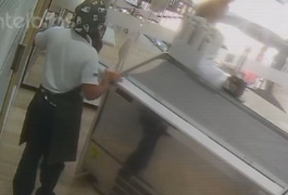 VÍDEO: Homem é preso por agredir companheira e ameaçar funcionária de estabelecimento em Maceió