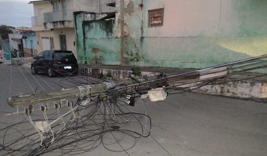 Trânsito fica lento após caminhão bater em poste na Rua 16, em Arapiraca