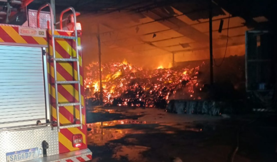 Incêndio de grandes proporções atinge galpão usado para armazenar fibra de coco em Roteiro