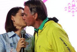 Deputado do PL diz que Michelle ensinou Jair Bolsonaro a beijar na boca