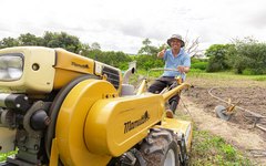 Minitratores entregues por Daniel Barbosa à agricultores de Arapiraca