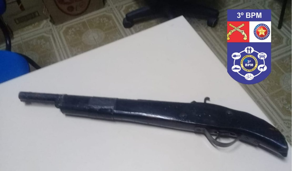 Jovem é preso com espingarda após ameaçar a ex-companheira, dentro do ônibus escolar