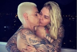 Monique Evans surge em clique sexy com namorada e vira alvo de ataque homofóbico