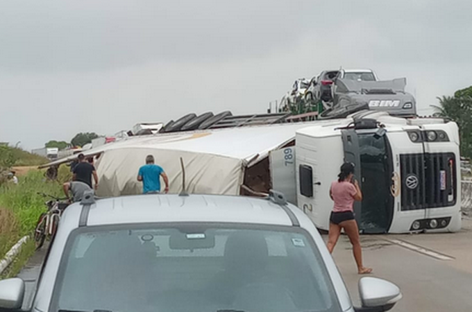 Carreta tomba e trecho da BR-101 fica interditado em Junqueiro