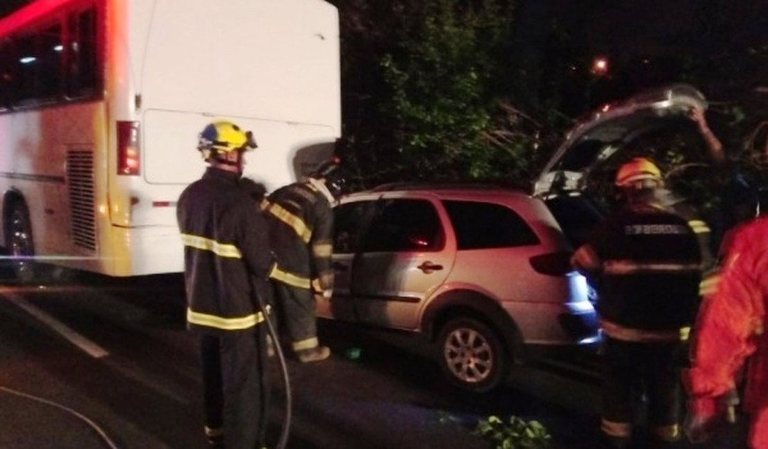 Acidente entre ônibus e carro deixa um ferido na Ladeira do Catolé, em Satuba