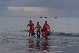 Bombeiros resgatam suspeito de roubo após fuga pelo mar, em Maceió
