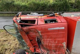 Viatura do Corpo de Bombeiros tomba na BR 101, em Joaquim Gomes