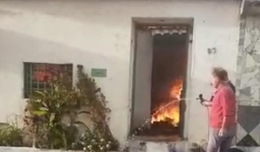 Vídeo. Homem fica gravemente ferido após incendiar a própria casa, em Arapiraca