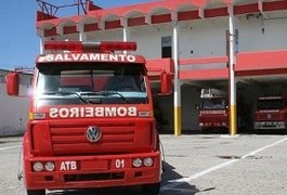 Ar-condicionado se desprende do 3° andar de prédio em Maceió e bombeiros são acionados