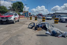 Motociclista tenta desviar de barril e morre atropelado por caçamba, na AL 220, em Arapiraca